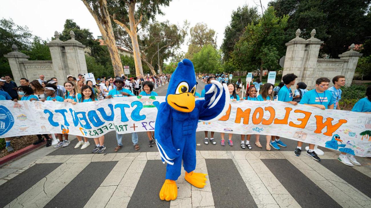 Cecil Sagehen setting the festive mood to welcome first year and transfer students to Pomona during Move-In Day.